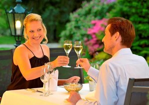 Serviço de café da manhã, almoço, jantar; restaurante ao ar livre