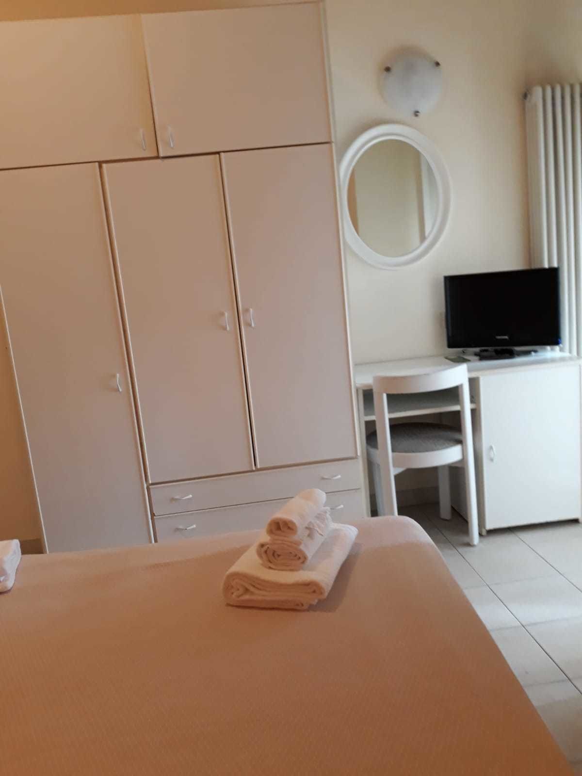 In-room safe, desk, free WiFi