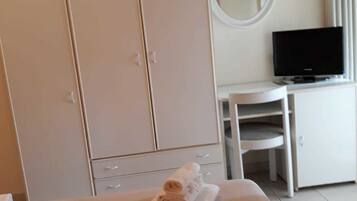 In-room safe, desk, free WiFi