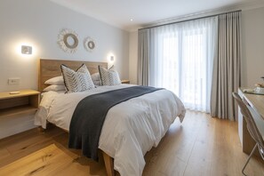 Ropa de cama de alta calidad, cubrecamas y minibar 