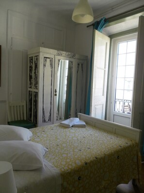 Double or Twin Room, Shared Bathroom (Bidet & Sink, Balcony) - Pensão Aljubarrota (Lisbon)