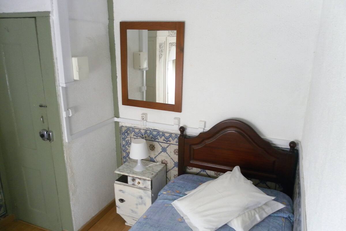 Eenpersoonskamer, gemeenschappelijke badkamer (With Bidet & Sink) | Gratis wifi