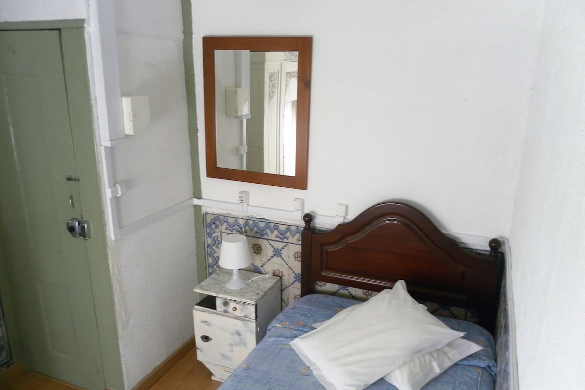 Single Room, Shared Bathroom (With Bidet & Sink)