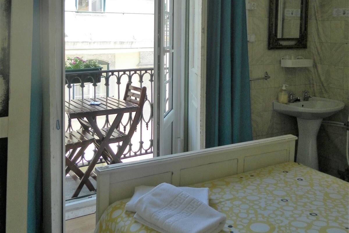 Kamer, 1 twee- of 2 eenpersoonsbedden, gemeenschappelijke badkamer (Bidet & Sink, Balcony) | Gratis wifi