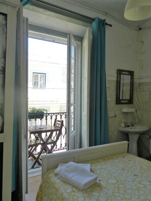 Habitación con 1 cama matrimonial o 2 individuales, baño compartido (Bidet & Sink, Balcony) | Wifi gratis