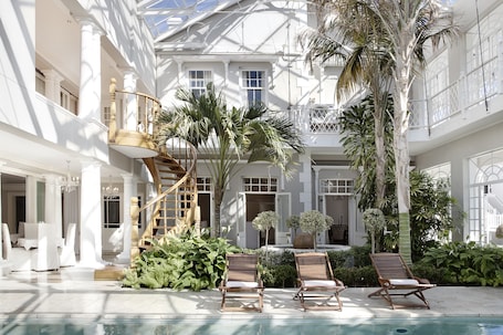 Indoor pool, sun loungers