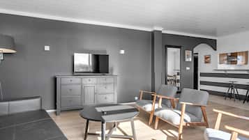 Appartement Standard, 2 chambres, vue montagne | Coin séjour | Télévision LCD de 42 pouces avec chaßnes numériques