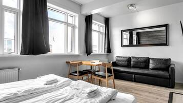 Small Family Studio | Area soggiorno | TV LCD 42 pollici con canali digitali