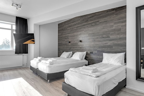 Decoración personalizada, escritorio y espacio para trabajar con laptop