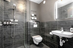 Kostenlose Toilettenartikel, Haartrockner, Handtücher, Seife