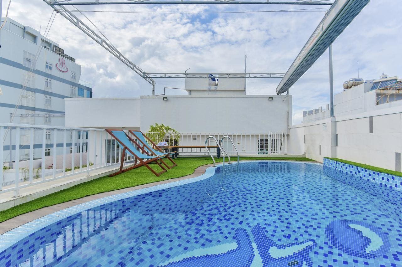 Seasonal outdoor pool, open 10:00 AM to 6:30 PM, pool loungers