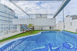 Außenpool (je nach Saison geöffnet), Liegestühle