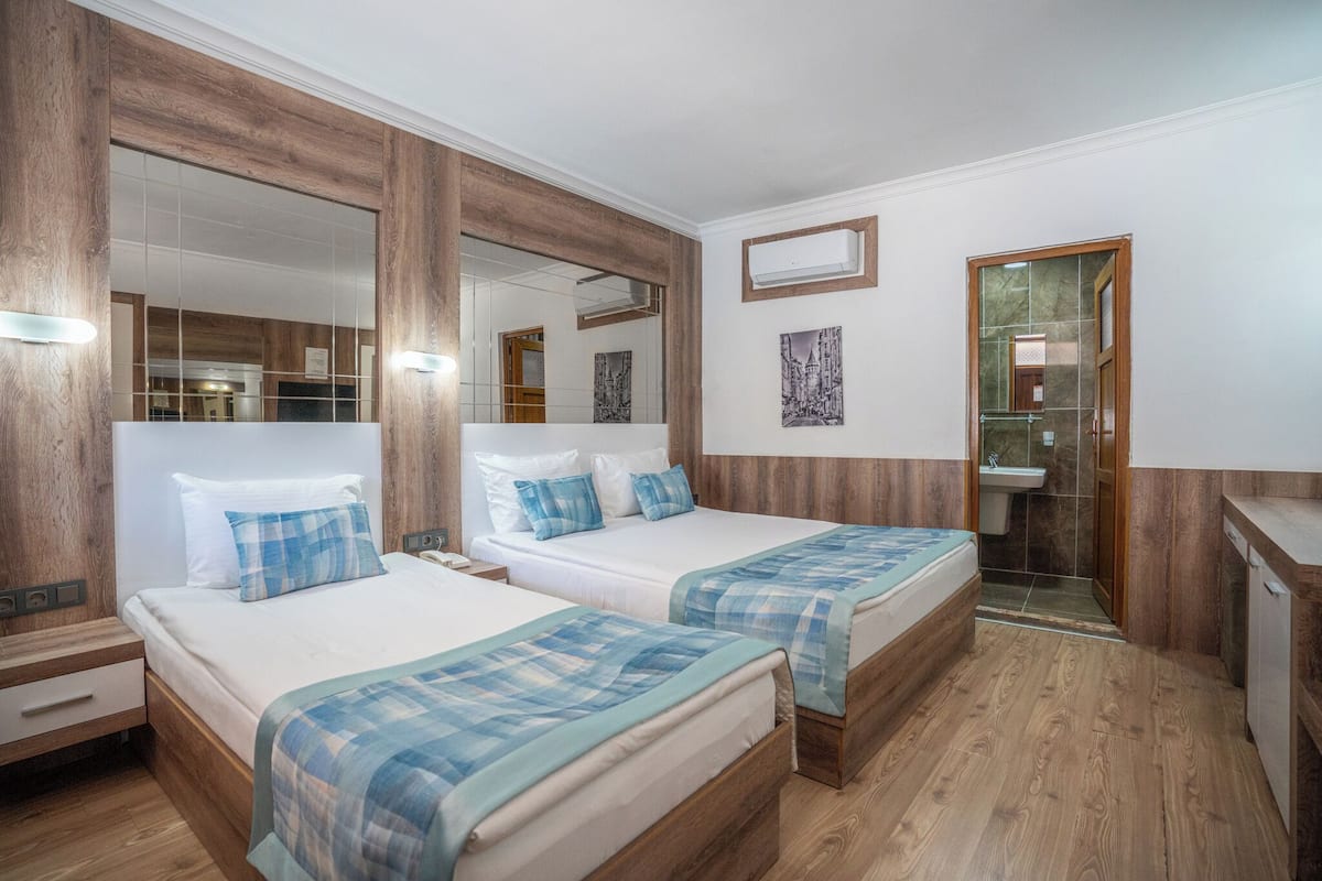Superior-Dreibettzimmer, 1 Schlafzimmer, Gartenblick | 1 Schlafzimmer, hochwertige Bettwaren, Minibar, schallisolierte Zimmer