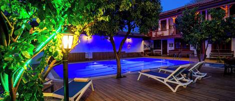 Piscine extérieure en saison, chaises longues