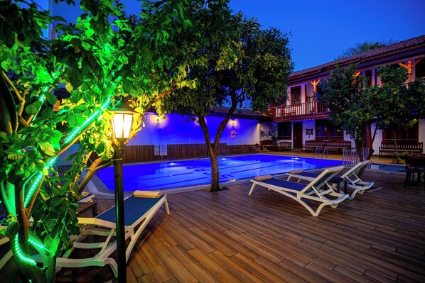 季節限定屋外プール、営業時間 10:00 ～ 18:30、サンラウンジャー