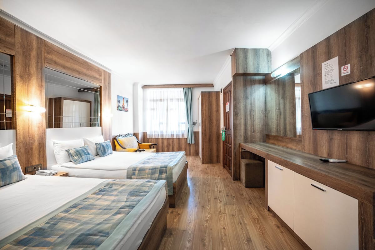 Superior-Vierbettzimmer, 1 Schlafzimmer, Gartenblick | 1 Schlafzimmer, hochwertige Bettwaren, Minibar, schallisolierte Zimmer