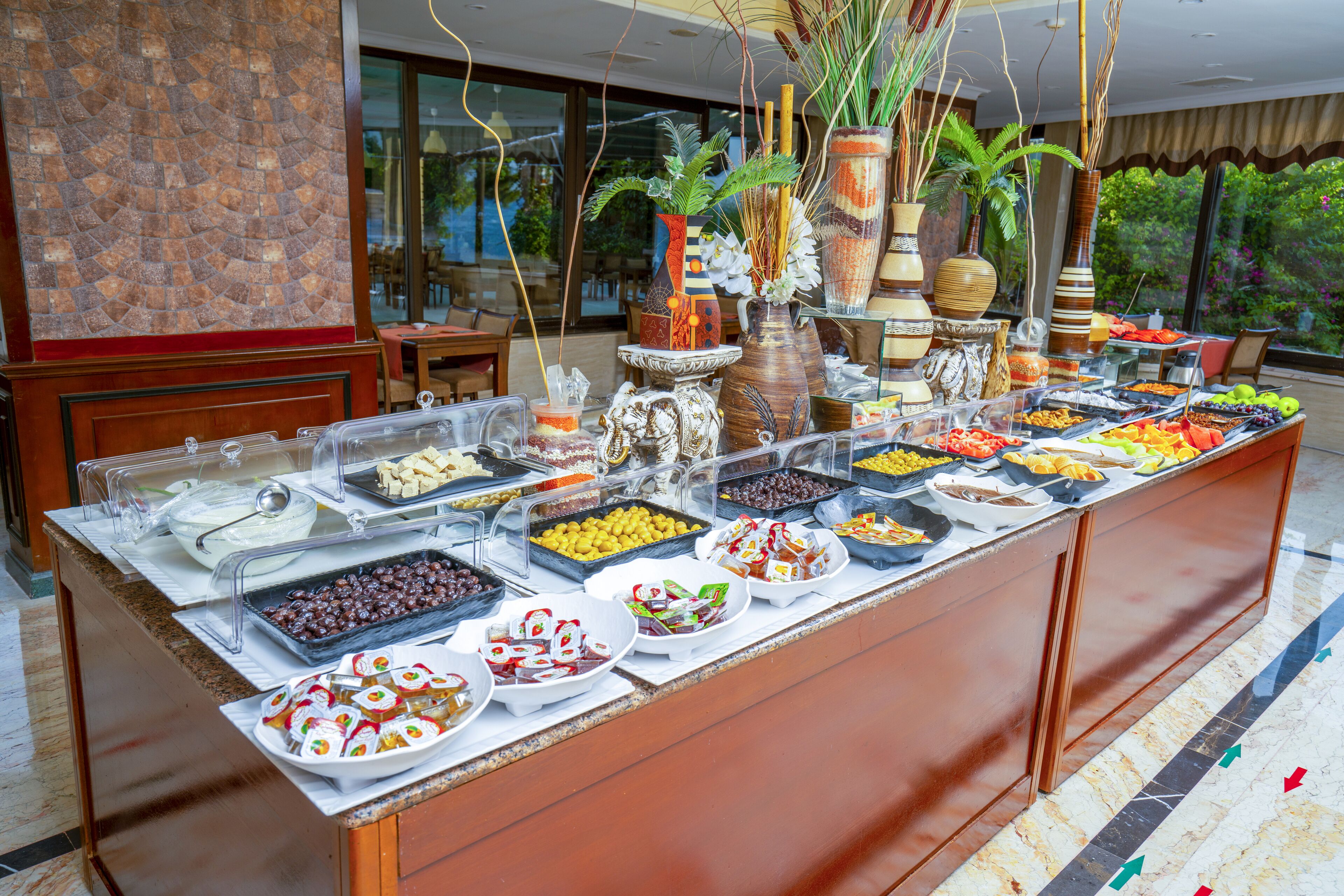 Breakfast, lunch, dinner served; international cuisine 