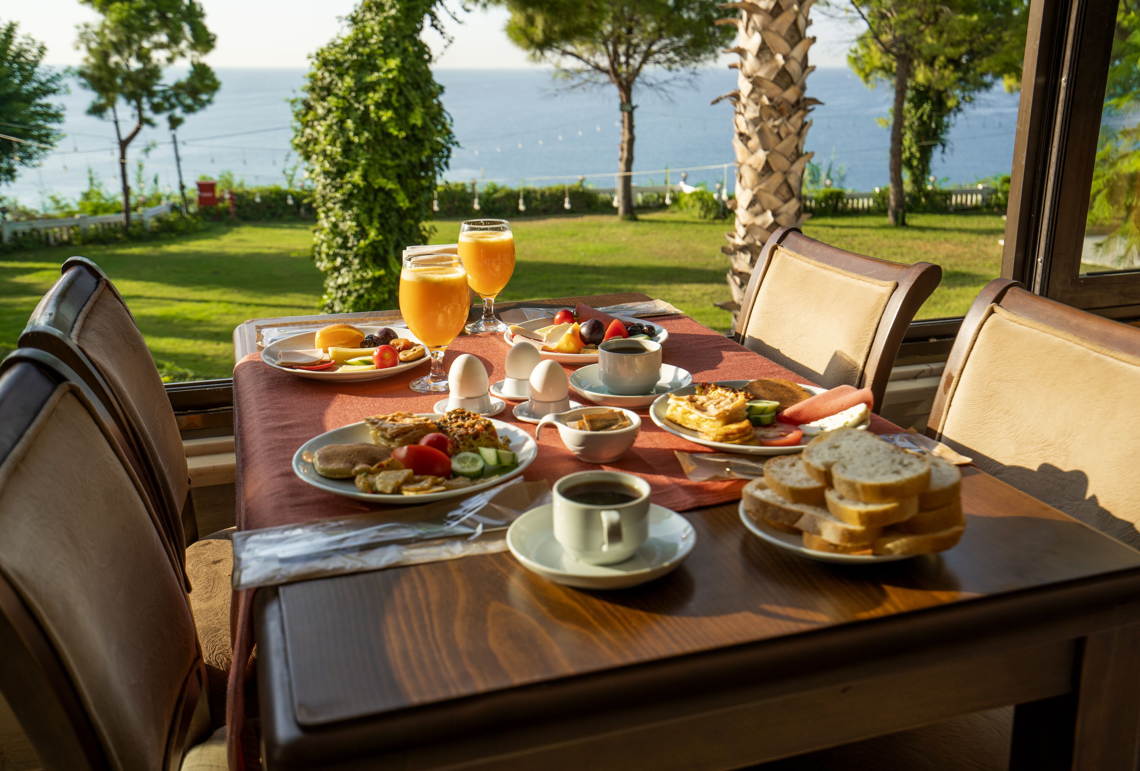 حيث تُقدم وجبات الإفطار، الغداء، العشاء، الأطباق العالمية