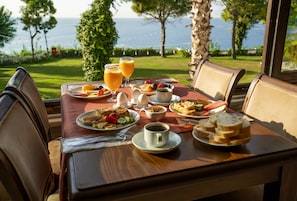 Melayani sarapan dan makan siang dengan sajian masakan internasional
