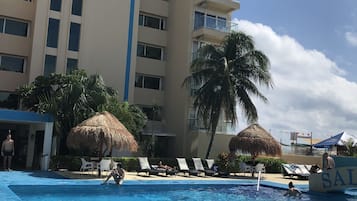 Piscine extérieure, parasols de plage