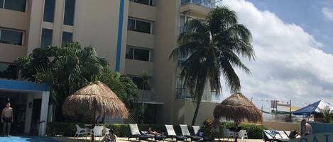 Una piscina al aire libre, sombrillas