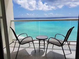 Estudio, vistas a la playa | Vistas al mar