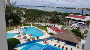 Suite Familiale, balcon | Piscine extérieure