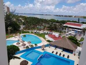 Family Suite, Balcony | Outdoor pool | Outdoor pool, pool umbrellas - Salvia Cancun Aparts (Cancun)