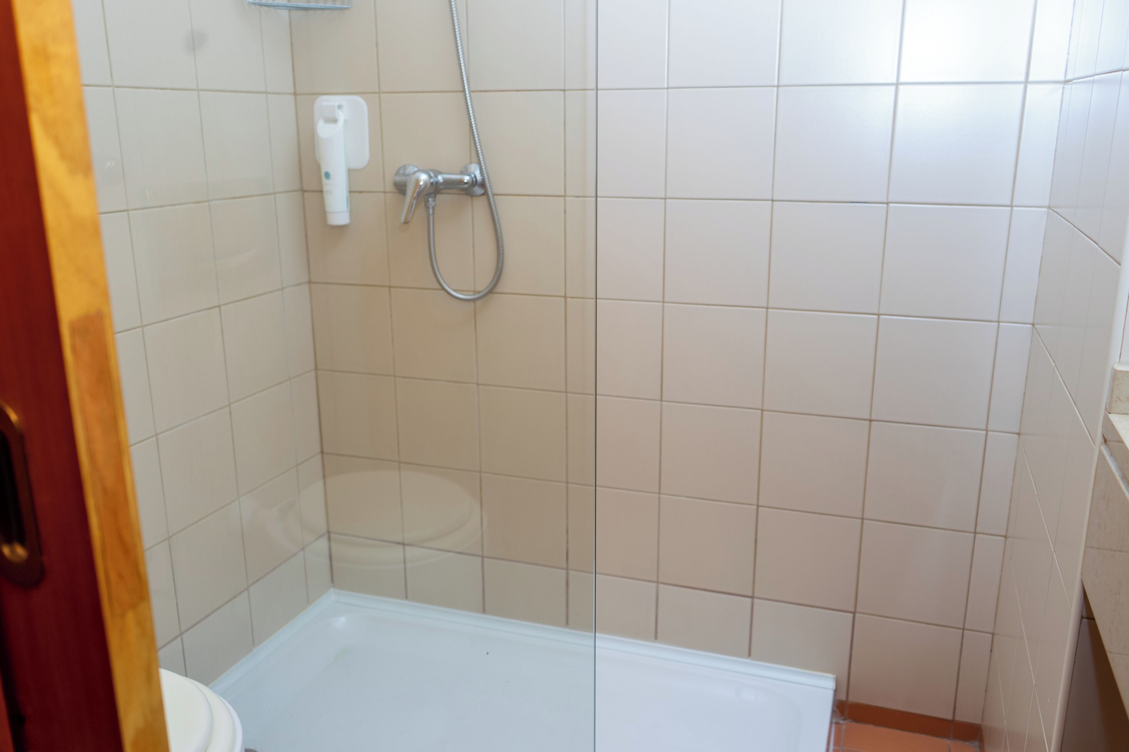 Bañera, secador de pelo, toallas