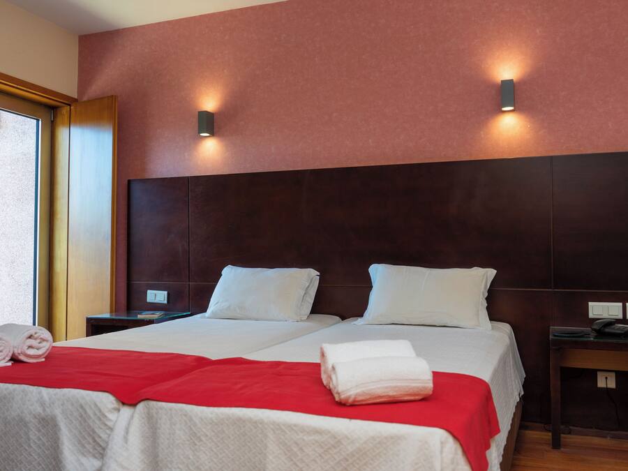 Desk, soundproofing, WiFi (free), bed sheets