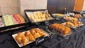 Se ofrece un desayuno bufé (9 EUR por persona)