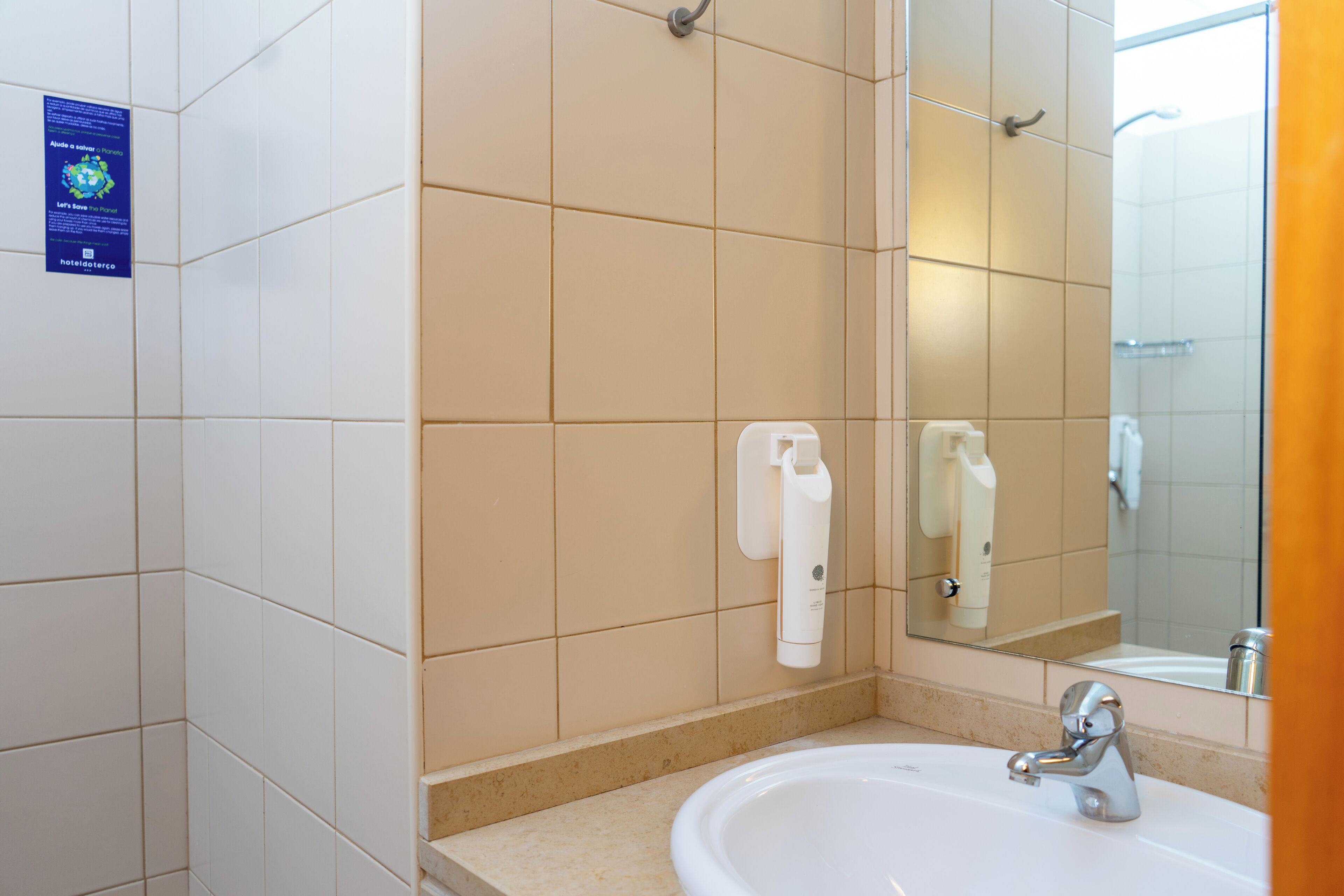 ฝักบัวในอ่างอาบน้ำ, ของใช้ในห้องน้ำฟรี, ไดร์เป่าผม (มีให้บริการตามคำขอ)