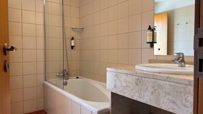 Combined shower/bathtub, free toiletries, hair dryer, towels