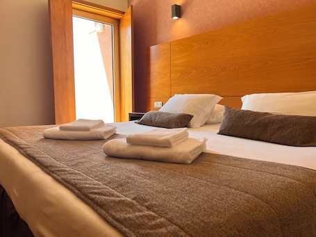 Escritorio, sistema de insonorización, wifi gratis y ropa de cama . Flag Hotel Barcelos