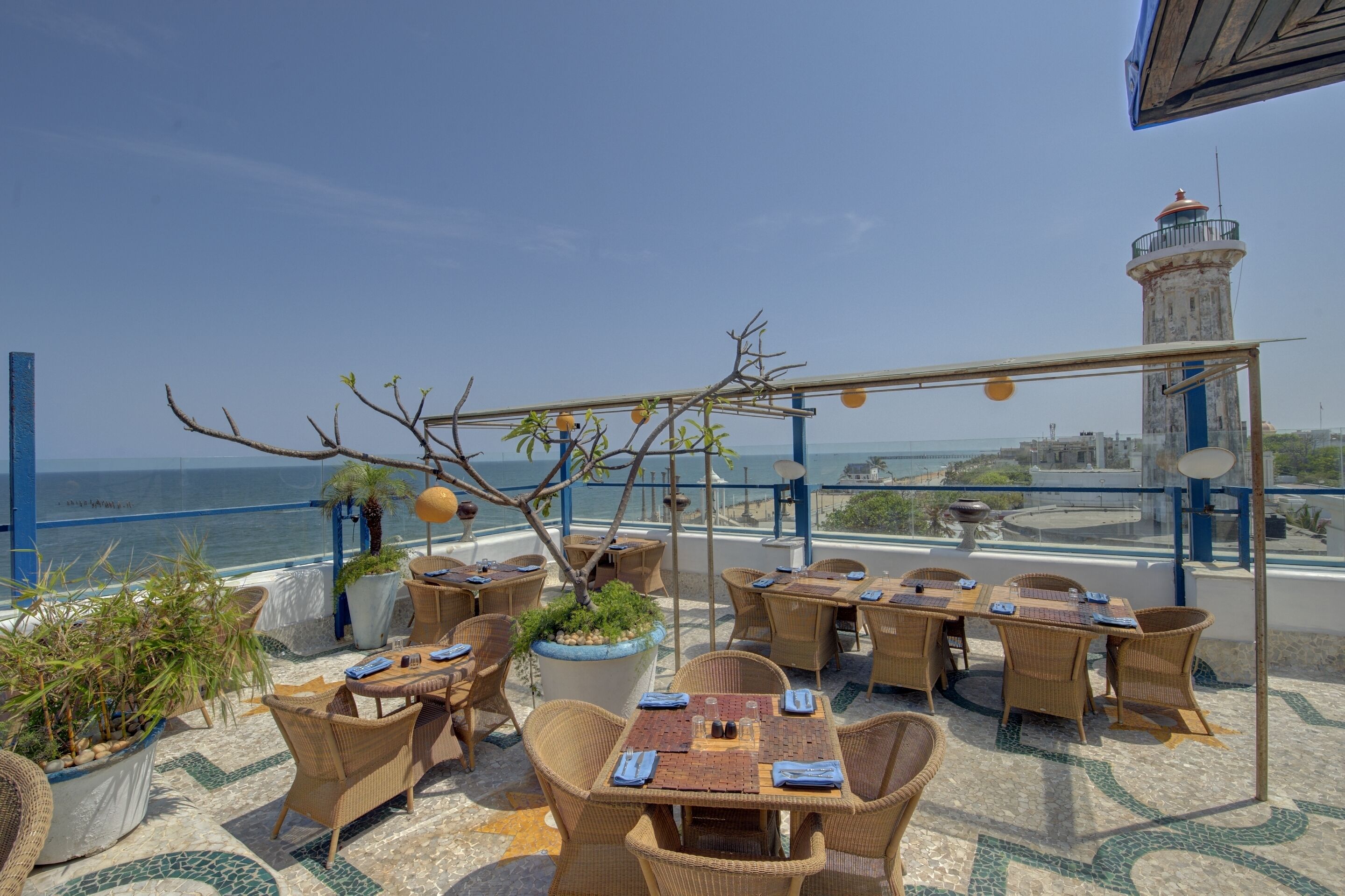 2 restaurants; breakfast, lunch, and dinner served