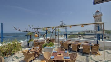 2 restaurants; breakfast, lunch, and dinner served