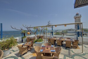 2 restaurantes: opção de café da manhã, almoço e jantar
