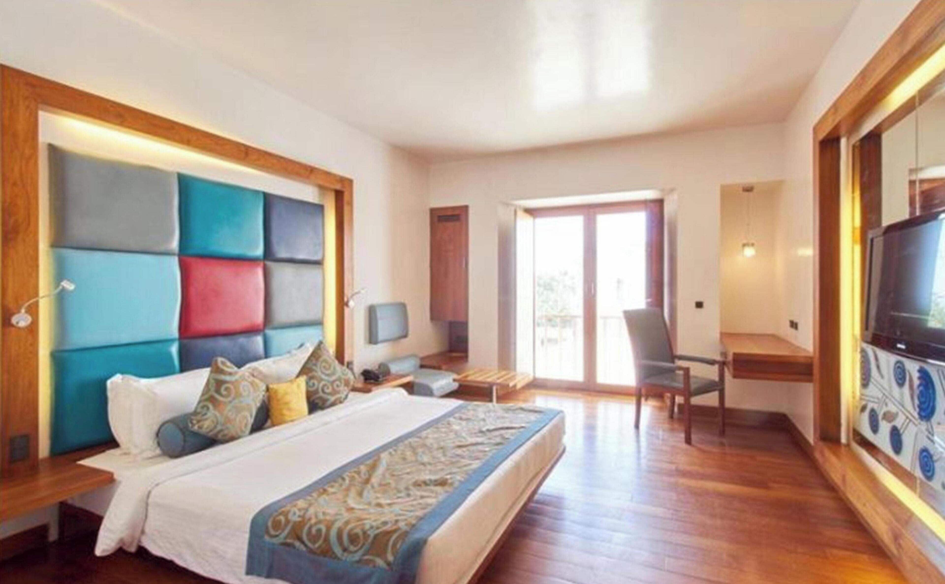 Standard Room, 1 Double Bed | Premium bedding, pillowtop beds, minibar, in-room safe