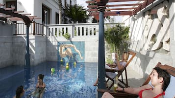 Kolam renang terbuka, kerusi lepak pantai