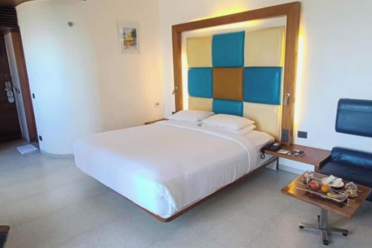 Premium bedding, pillowtop beds, minibar, in-room safe