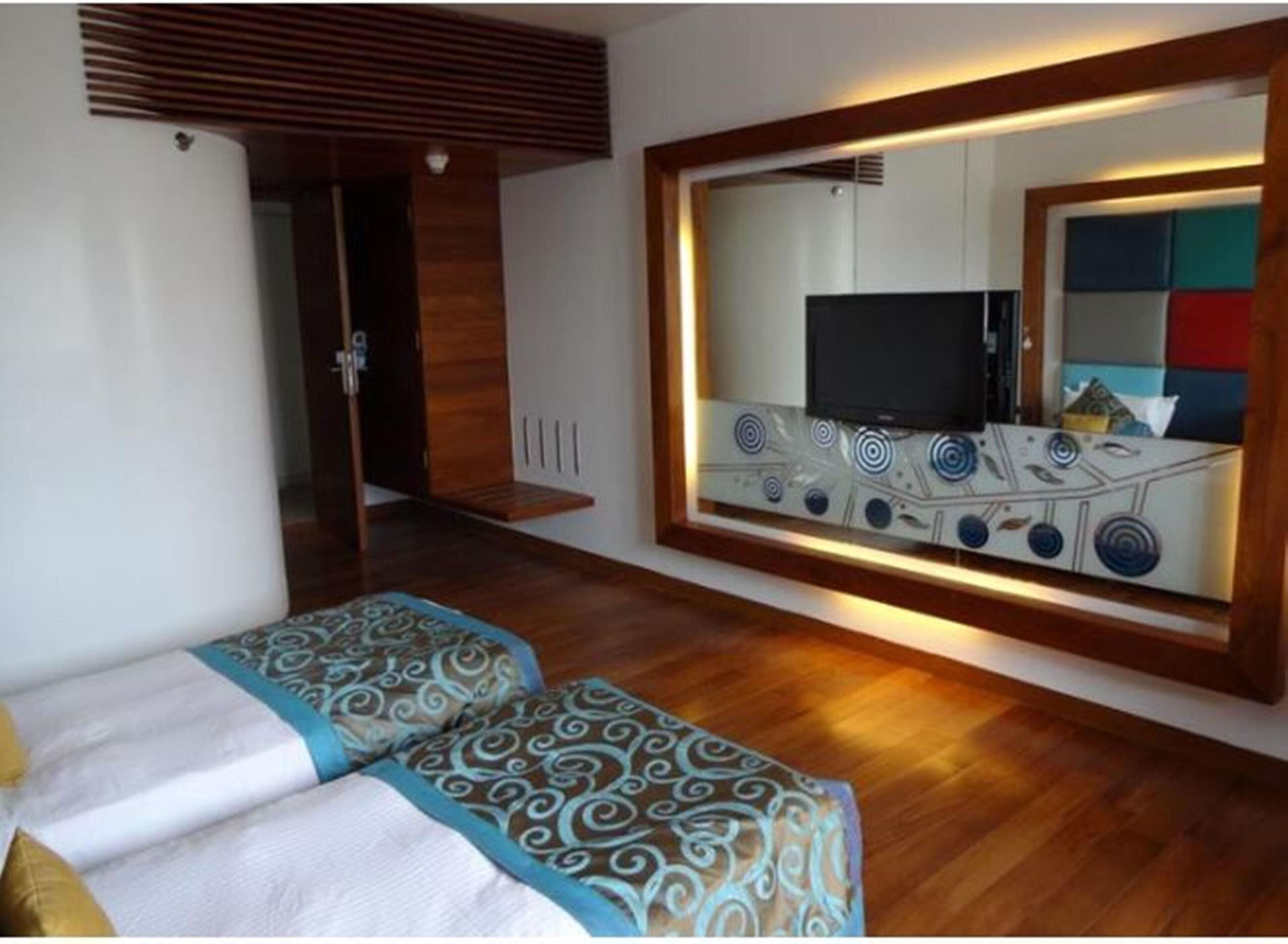 Premium bedding, pillow-top beds, minibar, in-room safe