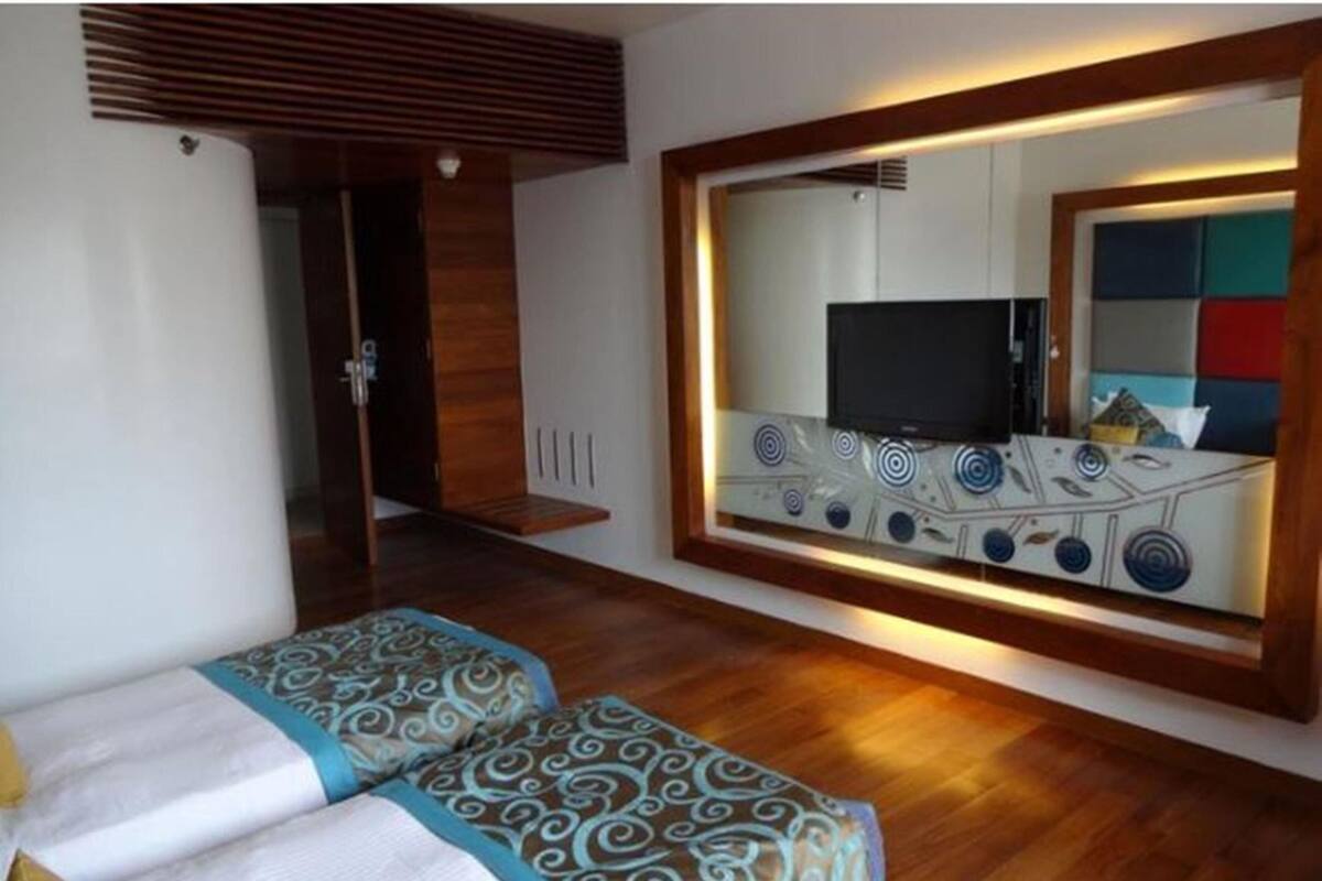 Premium bedding, pillow-top beds, minibar, in-room safe