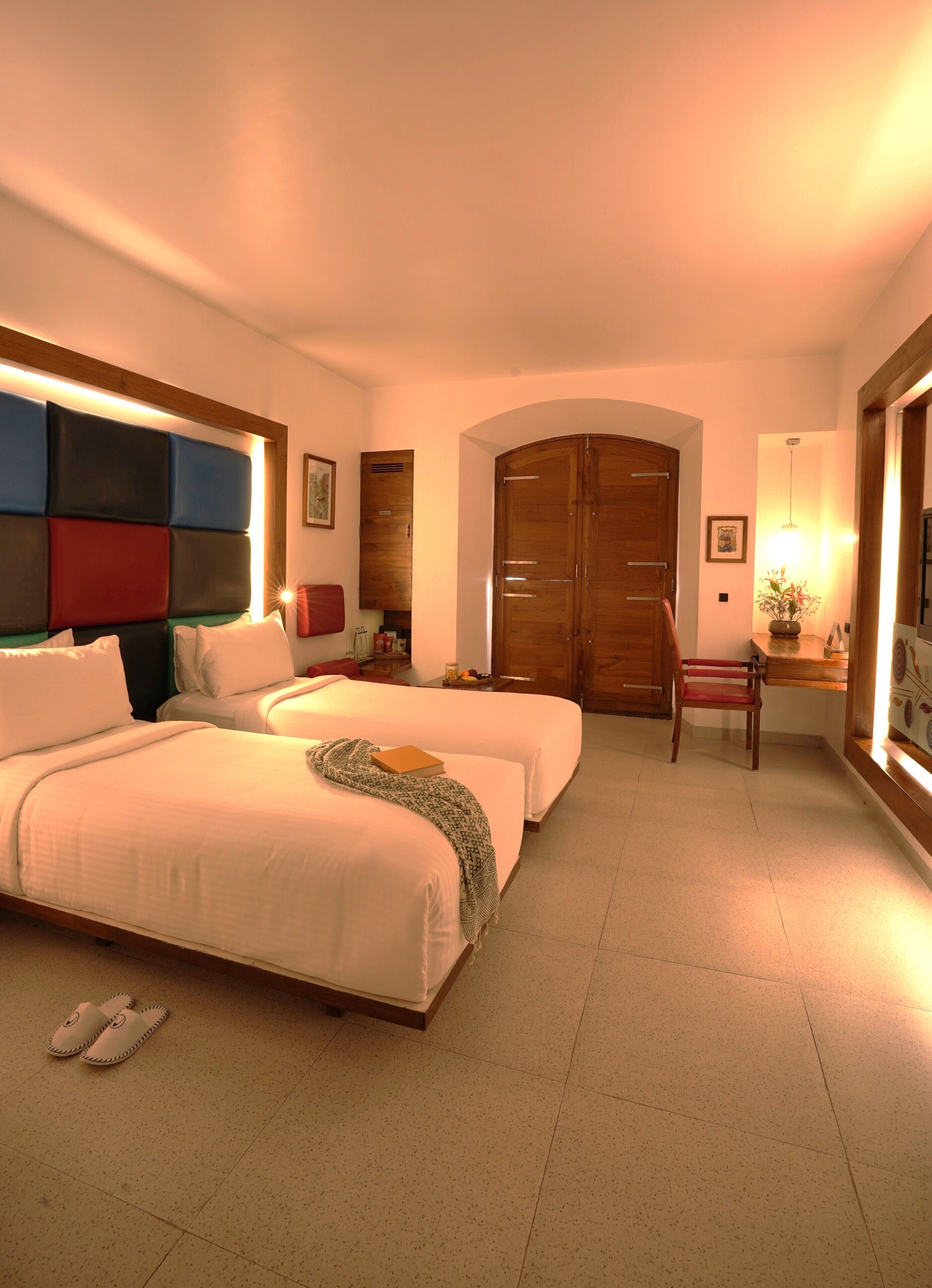 أغطية فراش متميزة وأسرّة بطبقة علوية مريحة وميني بار وخزنة داخل الغرفة