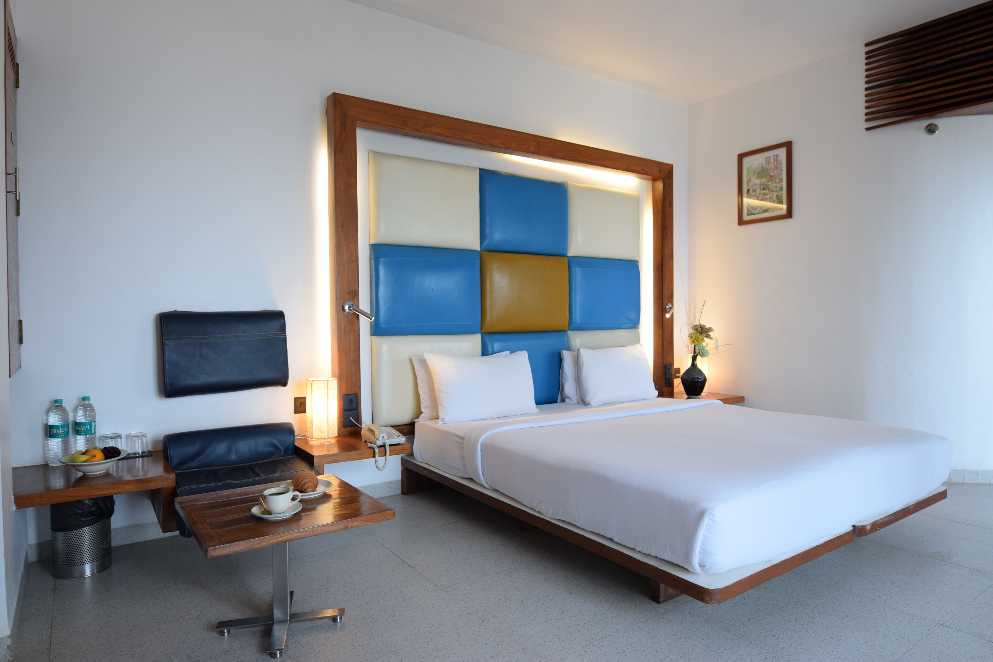 أغطية فراش متميزة وأسرّة بطبقة علوية مريحة وميني بار وخزنة داخل الغرفة