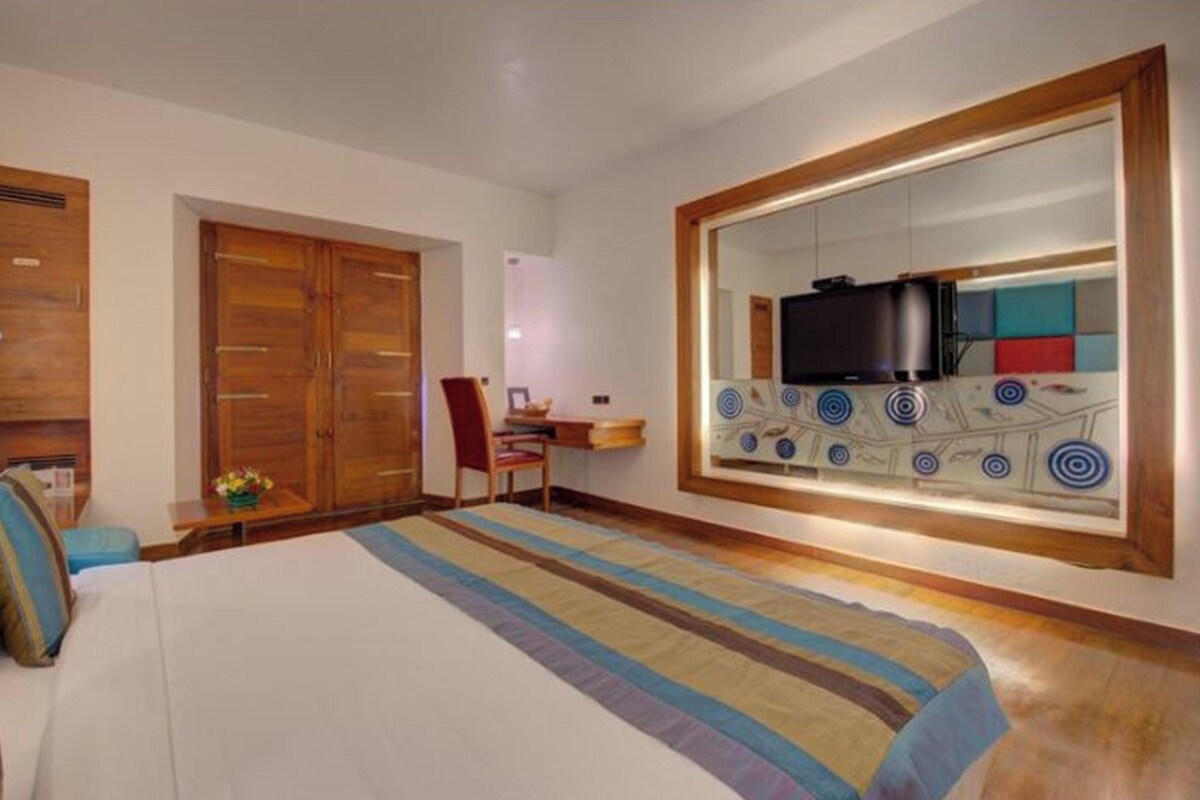 Premium bedding, pillowtop beds, minibar, in-room safe
