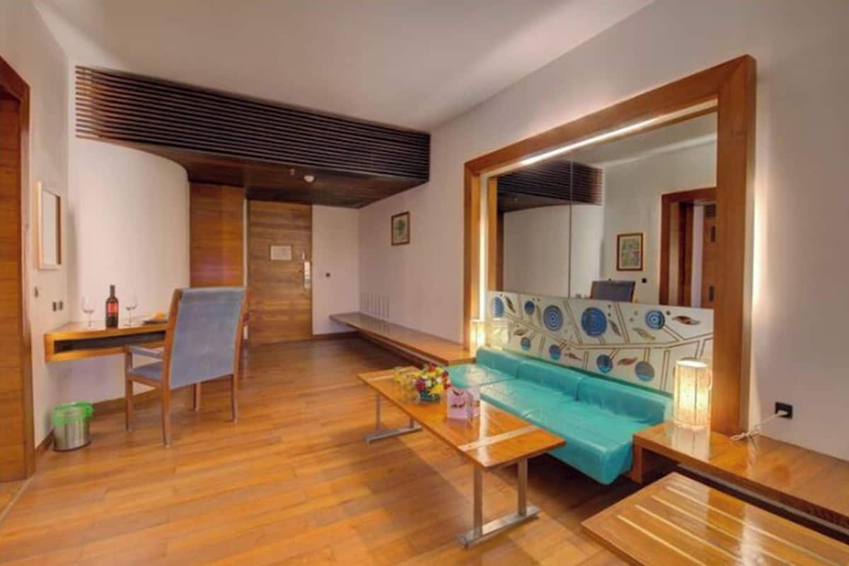 Suite, 1 Double Bed | Premium bedding, pillowtop beds, minibar, in-room safe