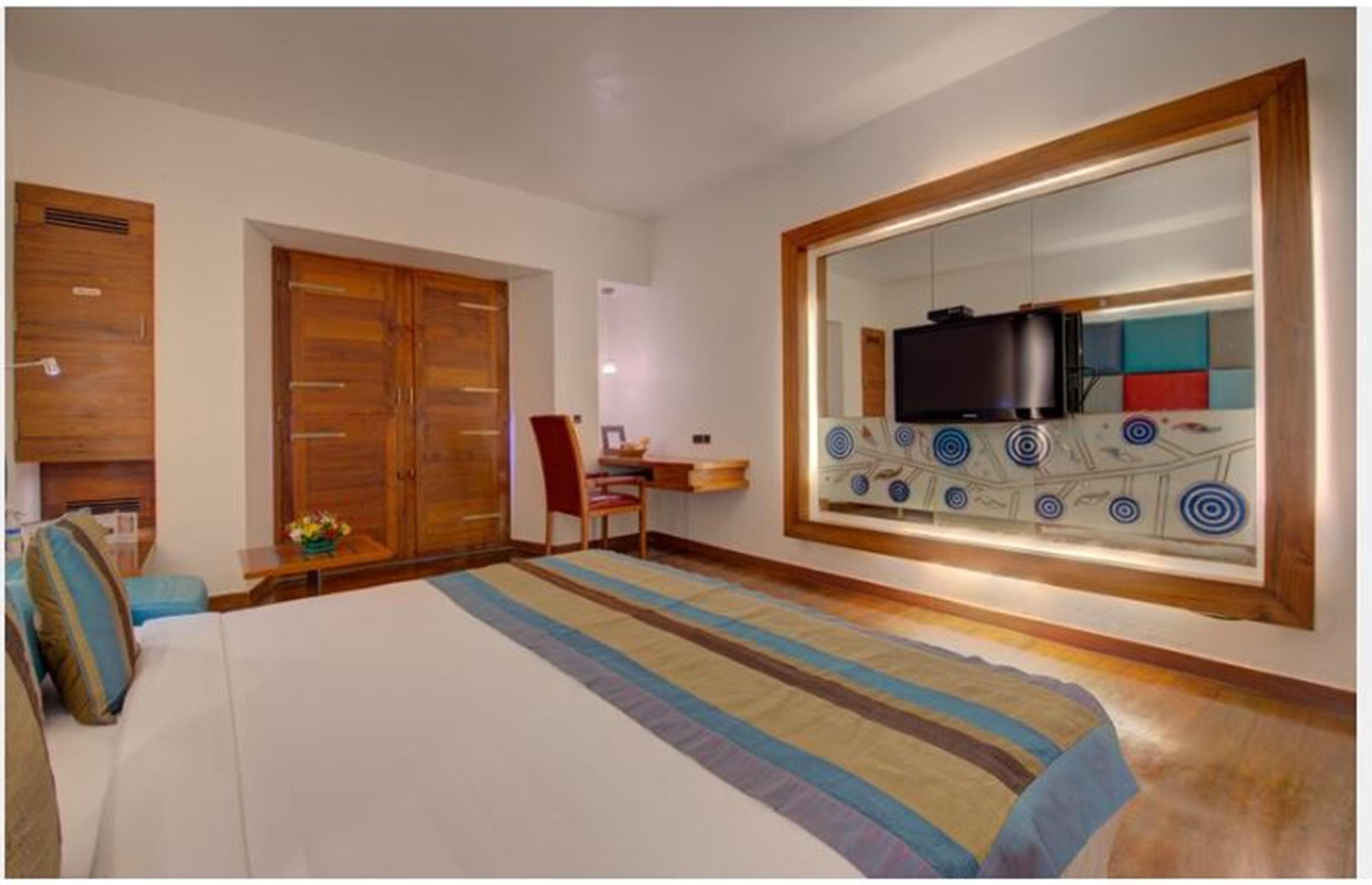 Premium bedding, pillow-top beds, minibar, in-room safe