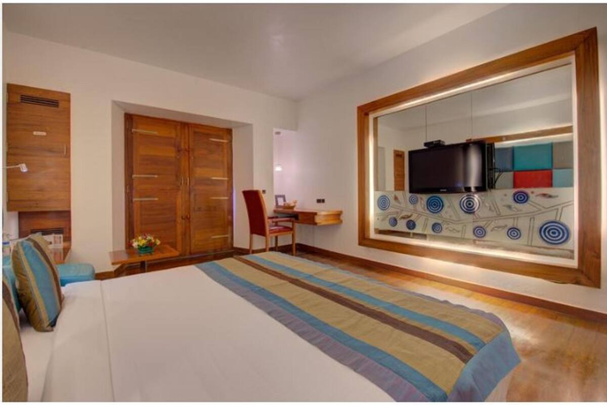 Premium bedding, pillow-top beds, minibar, in-room safe