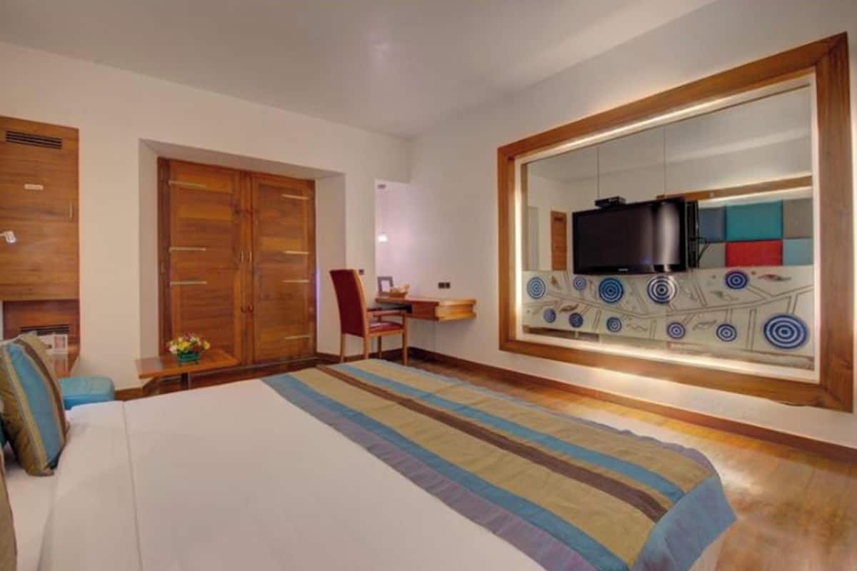 Premium bedding, pillow-top beds, minibar, in-room safe