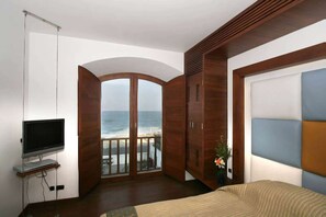 Premium bedding, pillow-top beds, minibar, in-room safe - The Promenade Pondicherry (Puducherry)